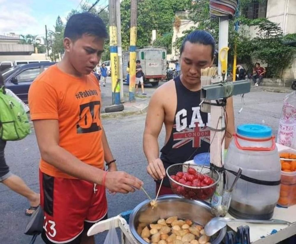 Moment kocak dan absurd saat beli makanan ini bikin cekikikan